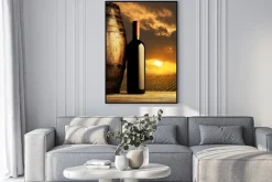 Plakat: Butelkę czerwonego wina o zachodzie słońca