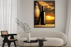 Plakat: Butelkę czerwonego wina o zachodzie słońca