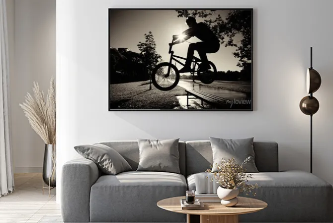 Plakat: Chłopak jadący na rowerze