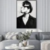 Plakat: Czarno-biały portret kobiety w stylu glamour