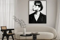 Plakat: Czarno-biały portret kobiety w stylu glamour