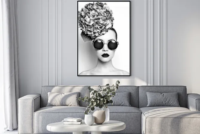 Plakat: Czarno-biały portret kobiety z kwiatami hortensji