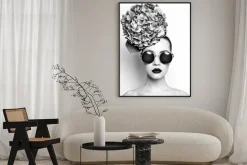 Plakat: Czarno-biały portret kobiety z kwiatami hortensji