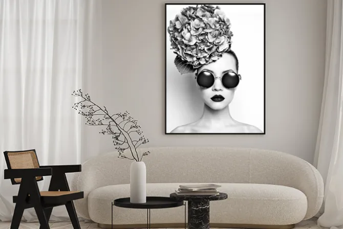 Plakat: Czarno-biały portret kobiety z kwiatami hortensji