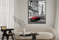 Plakat: Czerwone retro auto i wieża eiffla w paryżu