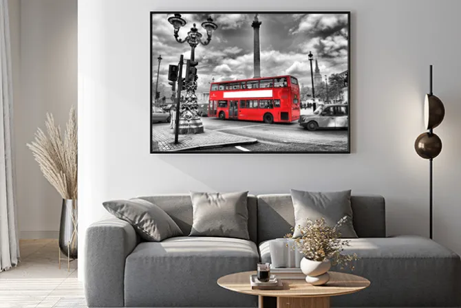 Plakat: Czerwony autobus w londynie czarno-biała fotografia