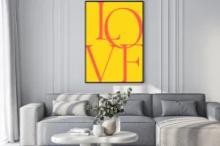 Plakat: Czerwony napis love na żółtym tle