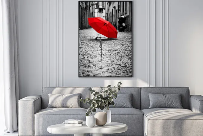 Plakat: Czerwony parasol na czarno-białej fotografii