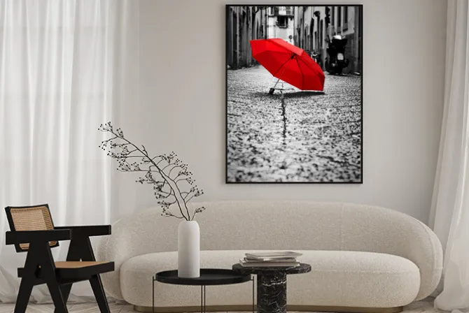 Plakat: Czerwony parasol na czarno-białej fotografii