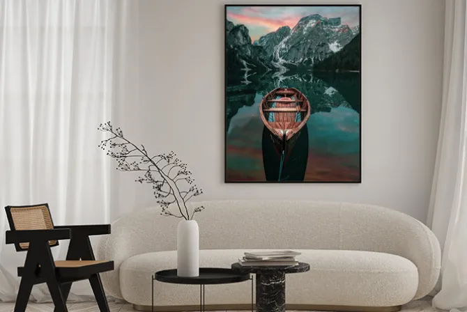 Plakat: Drewniana łódka na jeziorze z krajobrazem górskim w tle