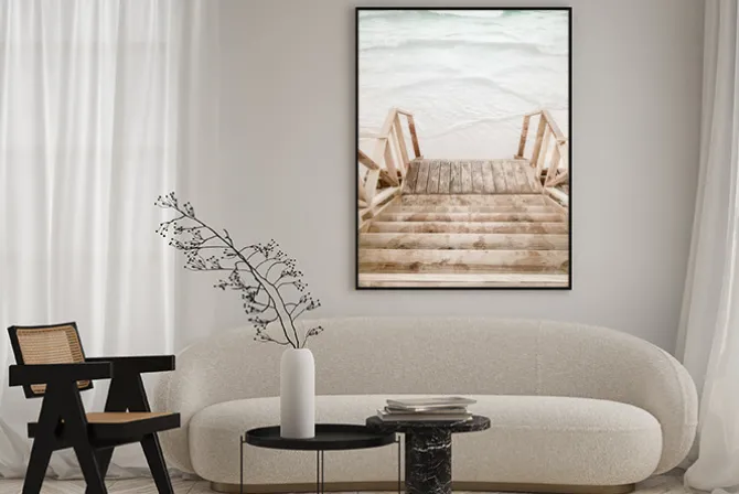 Plakat: Drewniane schody do morza i piaszczysta plaża