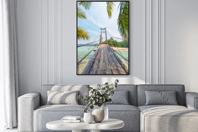 Plakat: Drewniany most na tropikalnej wyspie z palmami