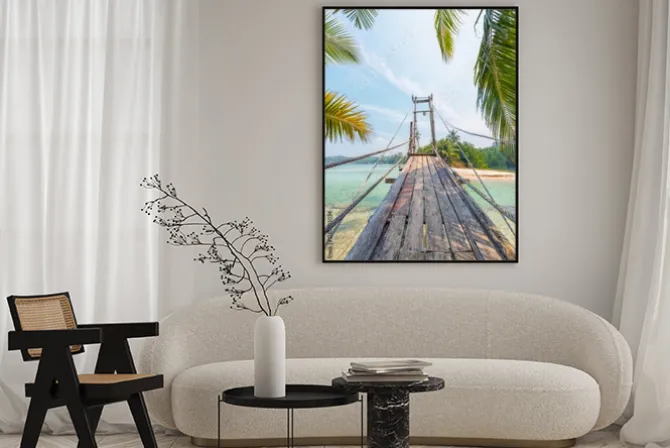 Plakat: Drewniany most na tropikalnej wyspie z palmami