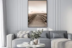 Plakat: Drewniany most z widokiem na zachód słońca nad morzem