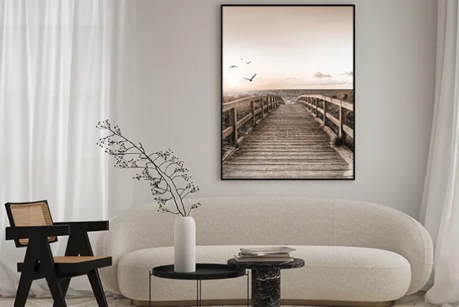 Plakat: Drewniany most z widokiem na zachód słońca nad morzem