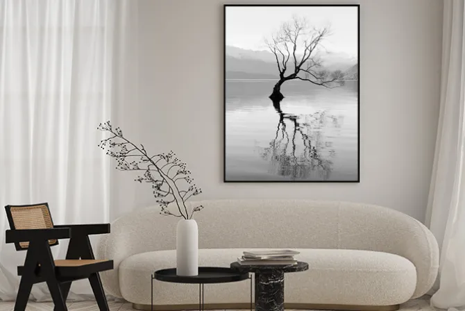 Plakat: Drzewo na jeziorze z górami w tle w czerni i bieli