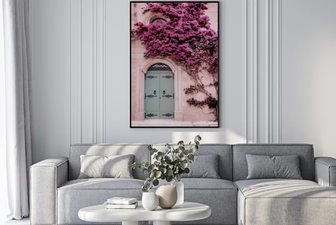 Plakat: Drzewo z różowymi kwiatami na tle pięknej architektury