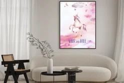 Plakat: Dziki i wolny. akwarela jednorożca plakat. ręka malująca baśni