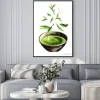 Plakat: Ekologiczna zielona herbata matcha ze spadającymi liśćmi zielonej