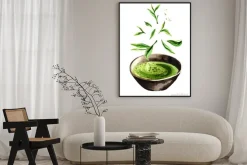 Plakat: Ekologiczna zielona herbata matcha ze spadającymi liśćmi zielonej