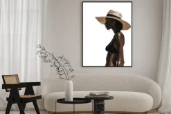 Plakat: Elegancka ciemnoskóra kobieta w stylowym kapeluszu