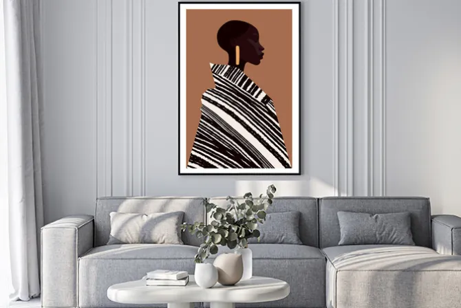 Plakat: Elegancka czarnoskóra kobieta w paskowanym płaszczu
