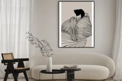 Plakat: Elegancka kobieta w paskowanej sukience delikatny rysunek