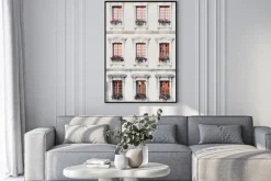 Plakat: Fasada budynku z kolorowymi kwiatami