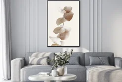 Plakat: Gałązka eukaliptusa na jasnobeżowym tle