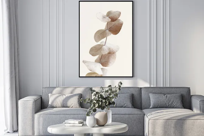 Plakat: Gałązka eukaliptusa na jasnobeżowym tle