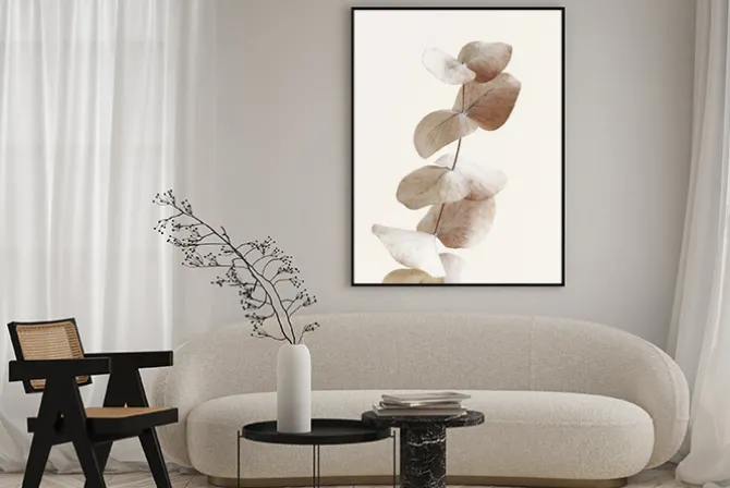 Plakat: Gałązka eukaliptusa na jasnobeżowym tle