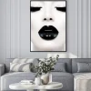 Plakat: Glamour portret kobiety z czarnymi ustami
