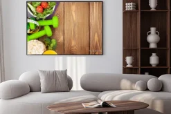 Plakat: Hantle, taśmy środka i zdrowe jedzenie na drewnianym stole