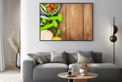 Plakat: Hantle, taśmy środka i zdrowe jedzenie na drewnianym stole