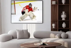 Plakat: Hokeista łapiący krążek w obronie bramki