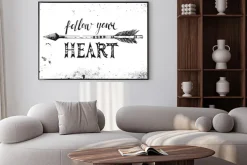 Plakat: Idź za głosem serca. ręcznie rysowane litery