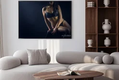 Plakat: Idealne ciało kobiety na czarnym tle