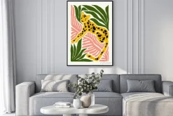 Plakat: Ilustrowany lampart wśród zielonych i różowych liści