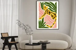 Plakat: Ilustrowany lampart wśród zielonych i różowych liści