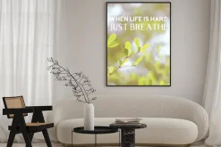 Plakat: Inspirujący cytat: "gdy życie jest ciężkie, tylko oddychać" na