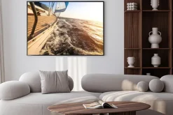 Plakat: Jacht żaglowy w kierunku słońca. luksusowe jachty.