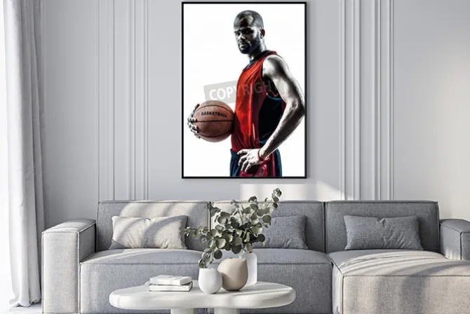 Plakat: Jeden człowiek afrykański gracz trzyma piłkę do koszykówki w
