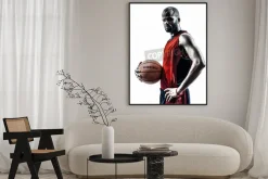 Plakat: Jeden człowiek afrykański gracz trzyma piłkę do koszykówki w