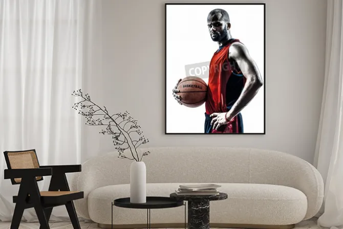 Plakat: Jeden człowiek afrykański gracz trzyma piłkę do koszykówki w