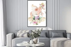 Plakat: Jednorożec w koronie z podpisem believe in magic