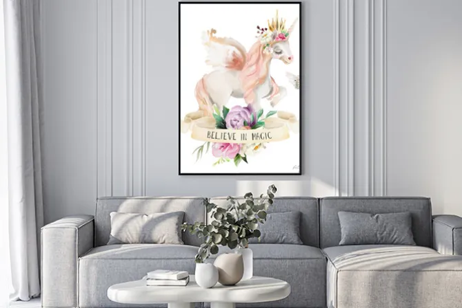 Plakat: Jednorożec w koronie z podpisem believe in magic