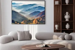 Plakat: Jesienne pagórki we mgle