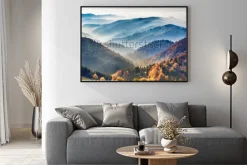 Plakat: Jesienne pagórki we mgle