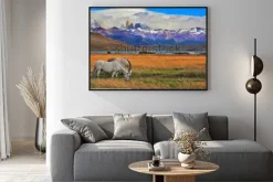 Plakat: Jeziorny laguna azul w górach. na brzegu wypasanych koni. imponujący