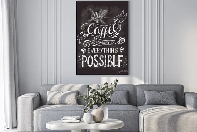 Plakat: Kawa transparent z cytatem na tablicy kredą. kawa sprawia, że